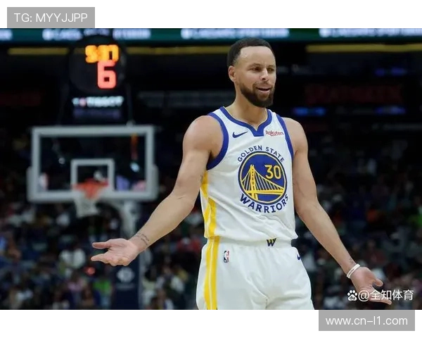 库里半场压哨三分引爆主场，勇士球迷起立致敬